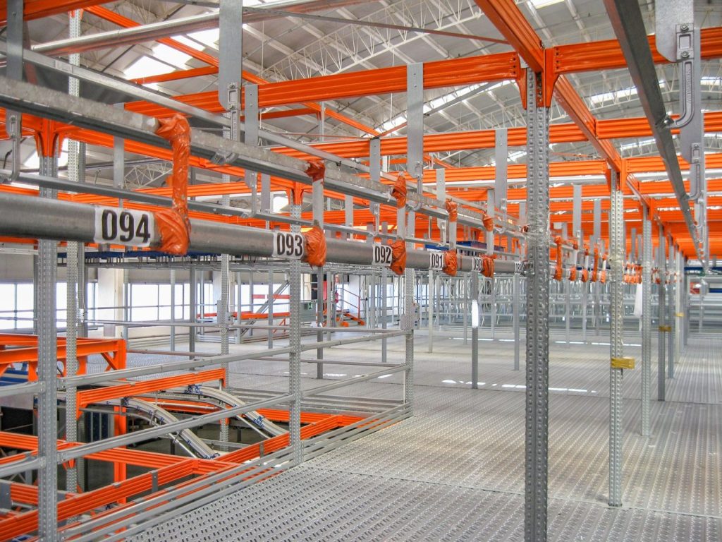 PODESTI IN REGALI S POHODNO POVRŠINO